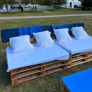 Диван из паллет двухместный обожженное дерево