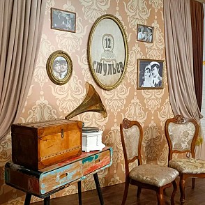 Фотозона «12 стульев»