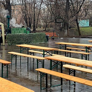 Деревянный стол с лавками